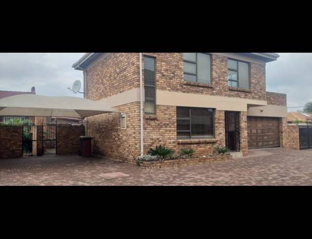 3 BEDROOM TOWNHOUSE FOR SALE IN NEW REDRUTH